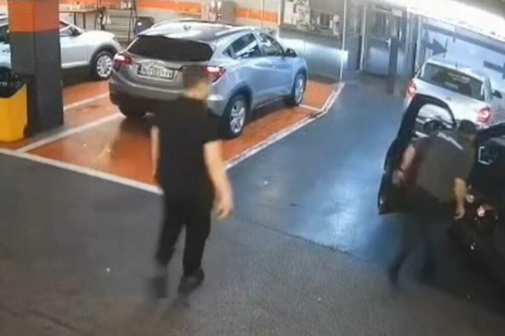 TRENUTAK UŽASA KADA BMW KREĆE PUNIM GASOM I UDARA SVE PRED SOBOM: Isplivao UZNEMIRUJUĆI snimak sa druge kamere