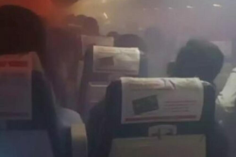 ODJEDNOM SE POJAVIO GUST DIM U AVIONU: Putnicima rekli da se POMOLE BOGU, ljudi VRIŠTALI u panici (VIDEO)