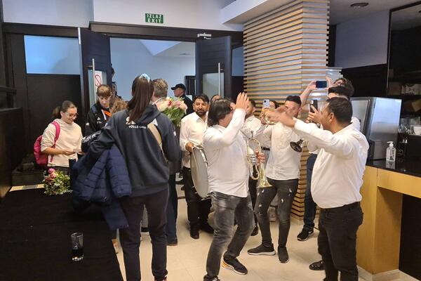 IZNENAĐENJE ZA ODBOJKAŠICE: Trubači u čast SVETSKIH ŠAMPIONKI (VIDEO)