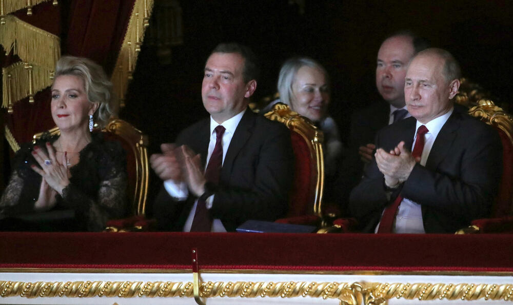 Vladimir Putin i Dmitrij Medvedev sa suprugom