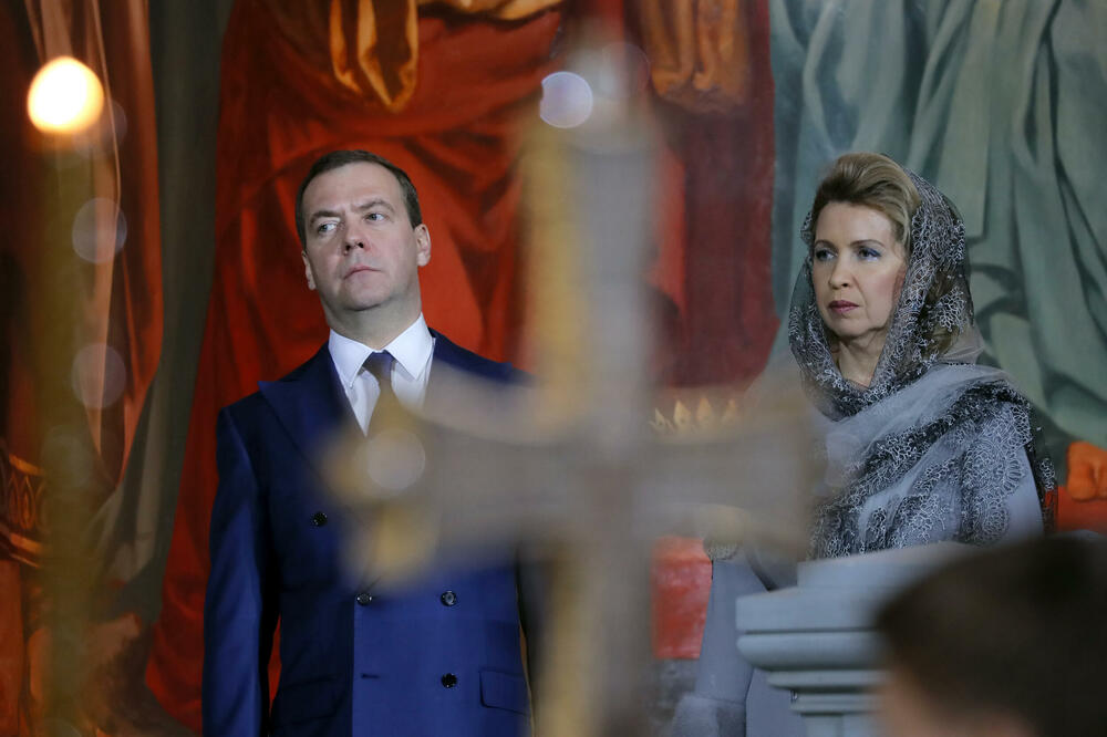 ŽENU DMITRIJA MEDVEDA SVI ZNATE, A OVO JE NJEGOV MISTERIOZNI SIN: Prvi put GA VIDITE, pogledajte samo TU FACU FOTO