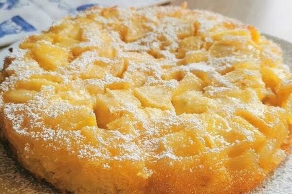 USPEĆETE DA GA NAPRAVITE IZ PRVOG PUTA: Prevrnuti kolač sa jabukama, gotov za 10 MINUTA (VIDEO)