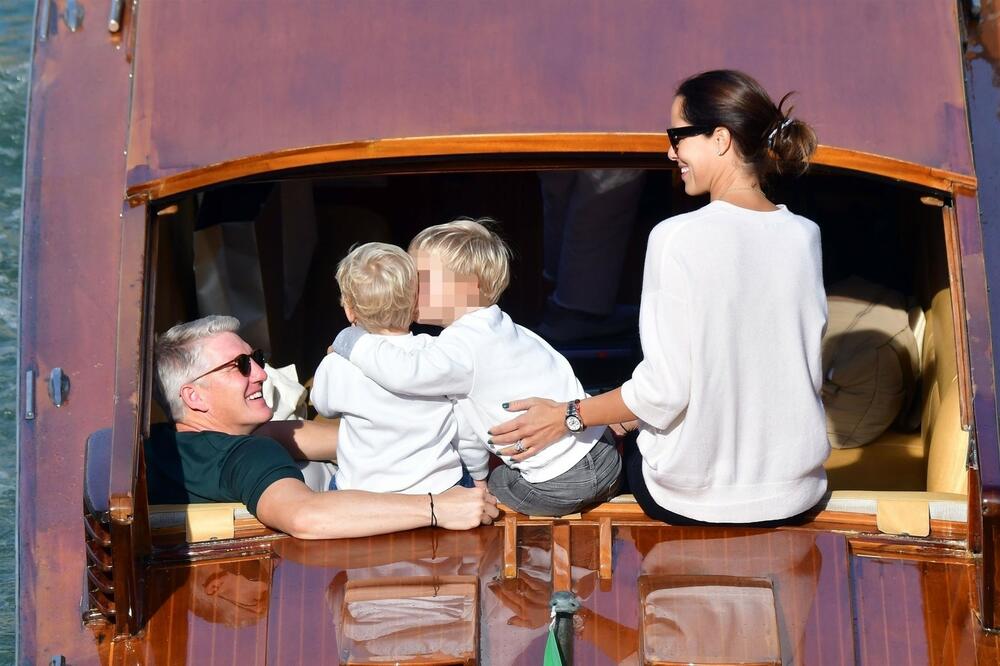 ANA IVANOVIĆ I BASTIJAN UŽIVALI SA SINOVIMA U 'SVOM' GRADU: Prvi put vidimo Luku i Leona - na koga više liče? FOTO