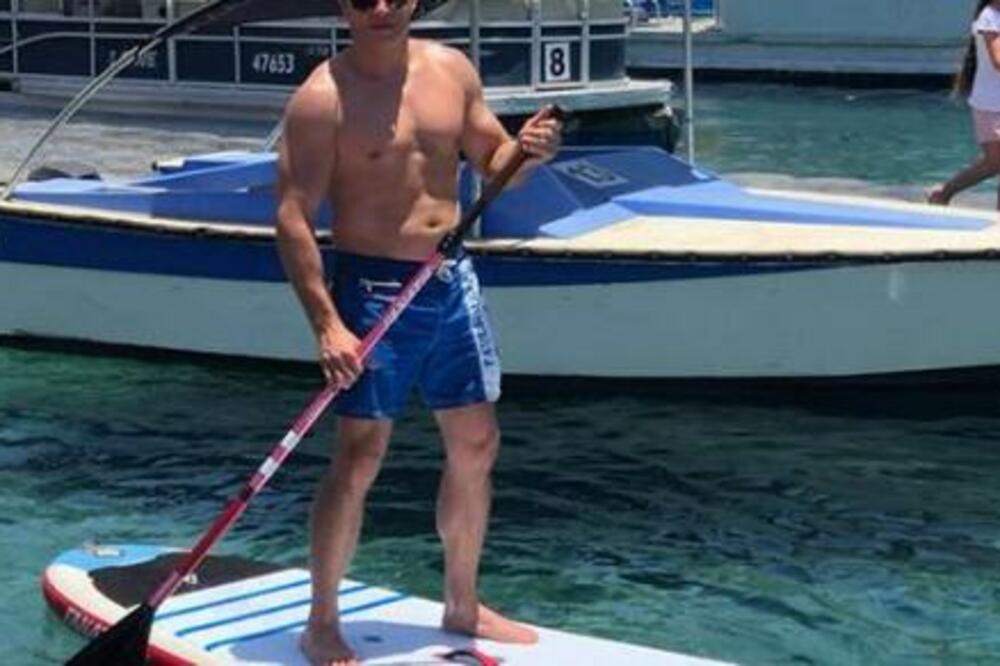 MINISTAR KAO DŽEJMS BOND: Pokazao IZVAJANE TRBUŠNJAKE pa izazvao BURU NA MREŽAMA (VIDEO)