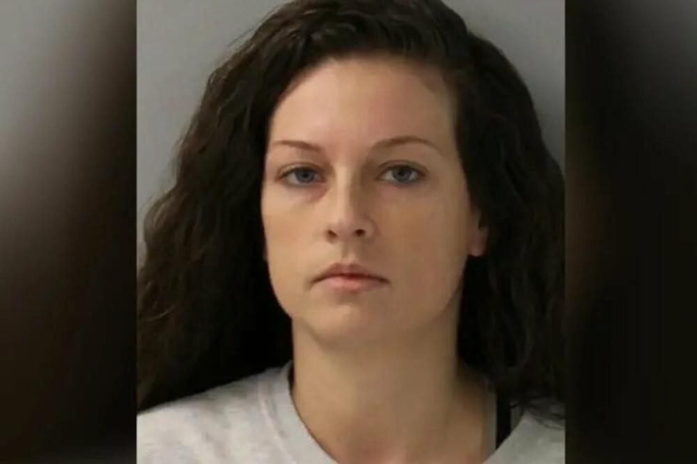 OVO JE PROFESORKA KOJA JE OPŠTILA SA UČENICOM U ŠKOLI: Pojavili su se i snimci, ŠOK! (FOTO)