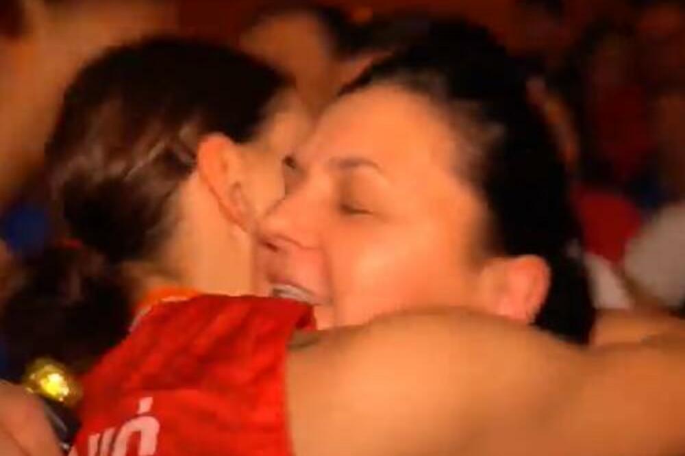 "MAMICE MOJA, PA ŠTO NE PLAČEŠ!" - Pogledajte emotivni pozdrav Tijane Bošković sa roditeljima (VIDEO)