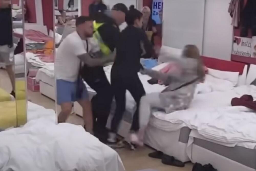 ZADRUGARKE TAMBURALE JEDNA DRUGU SVE U 16: Jedva ih RAZDVOJILI, drama u BELOJ KUĆI ne jenjava