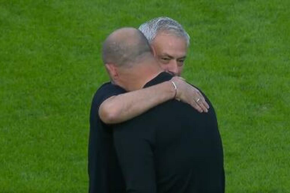 EMOTIVNA SCENA PRED MEČ SAMPDORIJE I ROME! Stanković i Murinjo u zagrljaju! (VIDEO)