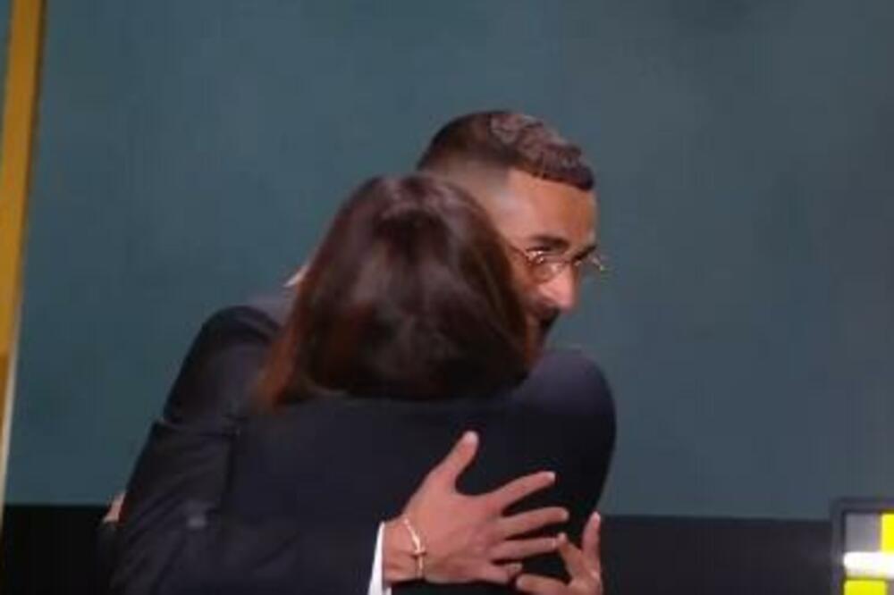 NAJEMOTIVNIJI MOMENAT NA DODELI "ZLATNE LOPTE": Benzema zamalo zaplakao, a onda je na scenu stupila ONA! (VIDEO)