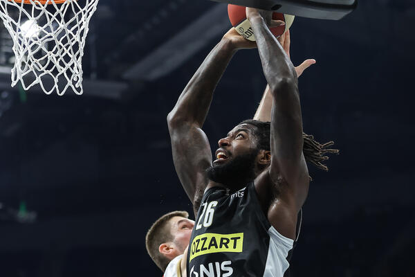 NAVIJAČI ZVEZDE BESNI ZBOG LESORA: Pre moćnog zakucavanja bio 7 sekundi u reketu! (VIDEO)