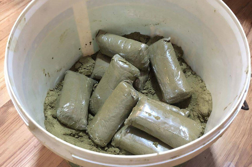 SKANDALČINA VELIKIH RAZMERA: Poznati PEVAČ PRAVIO DROGU U SOPSTVENOJ KUĆI, nije stranac