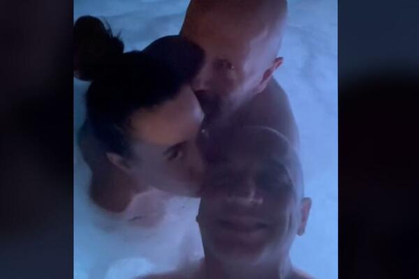 JEDNA ŽENA I DVA MUŽA: Ova TROJKA svoje INTIMNE TRENUTKE deli na društvenim mrežama, malo je neprijatno! (VIDEO)