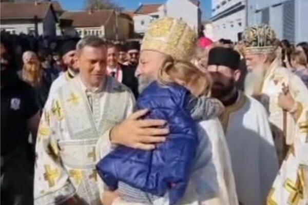 "PORFIRIJE, PORFIRIJE...": Ushićen dečiji glas i emotivan susret našeg patrijarha i devojčice u Vukovaru! (VIDEO)