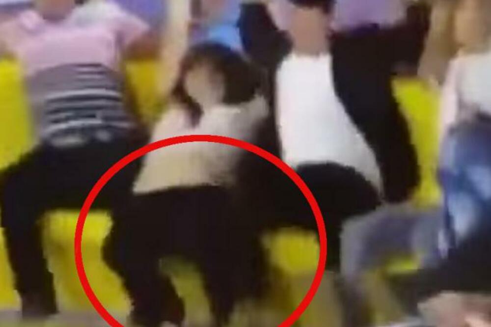 VOZILI SU SE NA RINGIŠPILU, A ONDA SU JOJ SPALE CELE PANTALONE: Da sve bude gore, kamera je snimila svaki detalj!