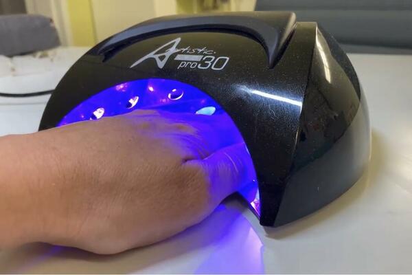 SRPKINJE MASOVNO STAVLJAJU GEL LAK, A NISU SVESNE KOLIKO JE OPASAN: Lekari otkrili da može doći do KOMPLIKACIJA