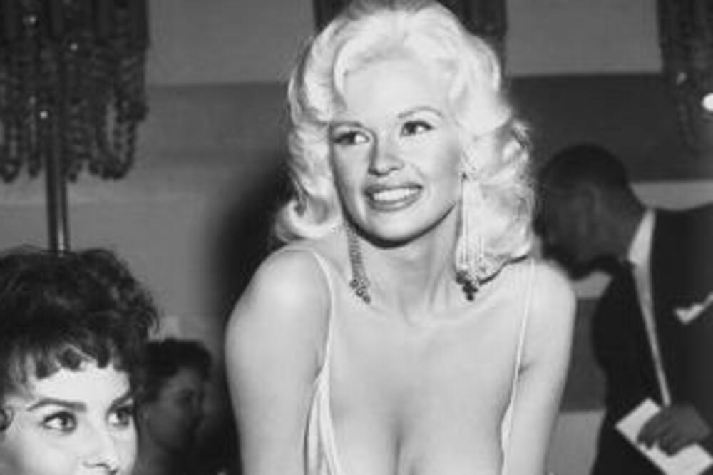 OVO JE KULTNA SLIKA BUJNIH GRUDI KOJE SE MUŠKARCI I DANAS RADO SEĆAJU: Sve ostalo palo je U DRUGI PLAN (FOTO)