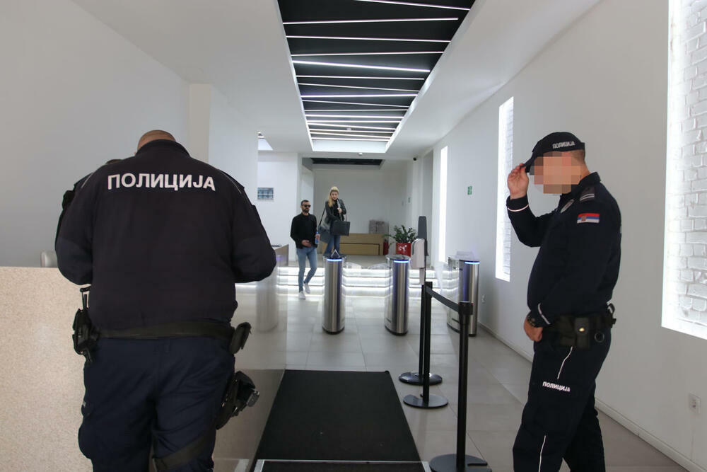 KO I ZAŠTO PRIJAVLJUJE BOMBE PO SRBIJI? "Mete" škole i tržni centri, koja je poruka "bombaša"?!