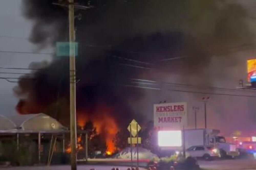 SRUŠIO SE AVION: Pao na prodavnicu AUTOMOBILA! (VIDEO)