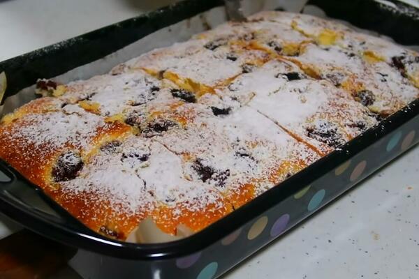 BRZI RECEPT ZA STARINSKI ŽUTI KOLAČ S VIŠNJAMA: Uz 1 trik voće ostaje na površini, sve DOMAĆICE koriste ovaj RECEPT