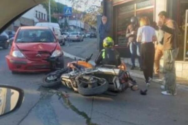 JEZIV PRIZOR U ZEMUNU! MOTOCIKLISTA SEDI PORED OBORENOG MOTORA: Ljudi se OKUPILI oko mesta NESREĆE (FOTO)