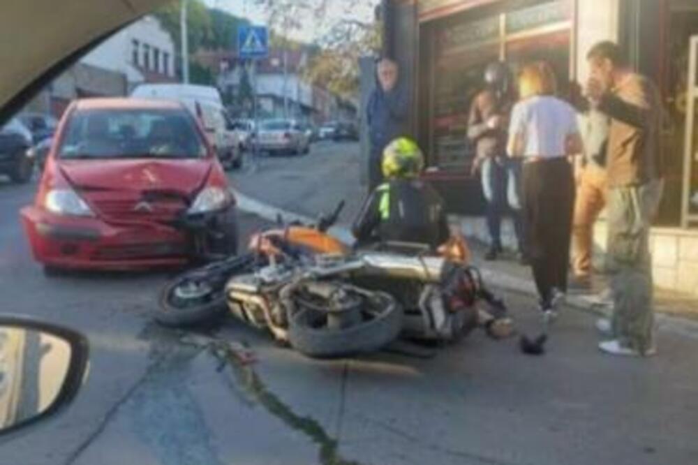 JEZIV PRIZOR U ZEMUNU! MOTOCIKLISTA SEDI PORED OBORENOG MOTORA: Ljudi se OKUPILI oko mesta NESREĆE (FOTO)