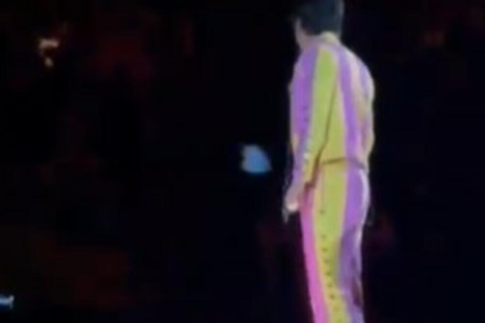 SKANDAL NA NASTUPU POZNATOG PEVAČA: Pogođen FLAŠOM U MEĐUNOŽJE