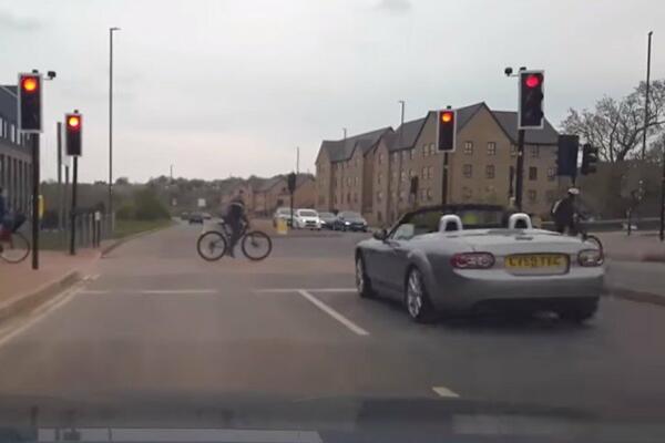 OBJAVLJEN JEZIV SNIMAK: Dečaka je SEKUNDA delila od SIGURNE SMRTI! (VIDEO)