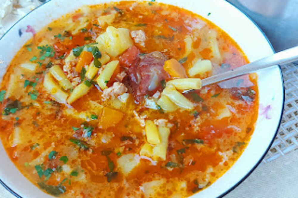 ČORBASTA BORANIJA NA BAKIN NAČIN: Umesto piletine dodajte ovo meso i stalno ćete tako spremati (recept)