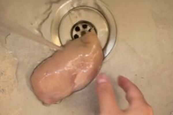 NE POKUŠAVAJTE OVO KOD KUĆE: Srbi su ZGROŽENI načinom KAKO SE PERE PILETINA, INTERNET GORI (VIDEO)
