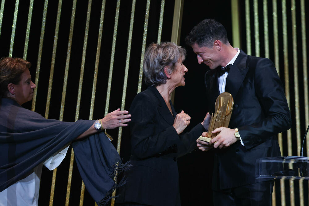 ZARAĐUJE 23 MILIONA, A NOSI ČUKU OD 10.000 DINARA: Levandovski oduševio, a Benzema na ruci ima 550.000 EVRA (FOTO)