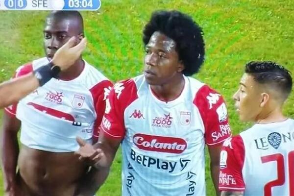 SKINUO ŠORTS USRED UTAKMICE, CEO SVET MU VIDEO POLNI ORGAN: "Samo sam nameštao postavu..." (FOTO)