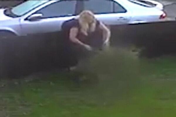 SVAĐAJU SE VEĆ 8 GODINA: Kamera snimila šta mu komšinica RADI IZA LEĐA, evo kako mu se OSVETILA! (VIDEO)