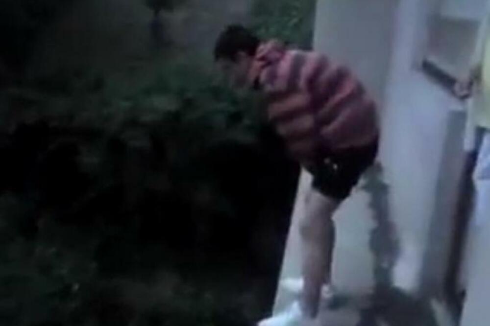 BOSANAC SKOČIO U KOPRIVE ZA 120 DINARA: Kamera svi snimila, ljudi gledaju u neverici! (VIDEO)