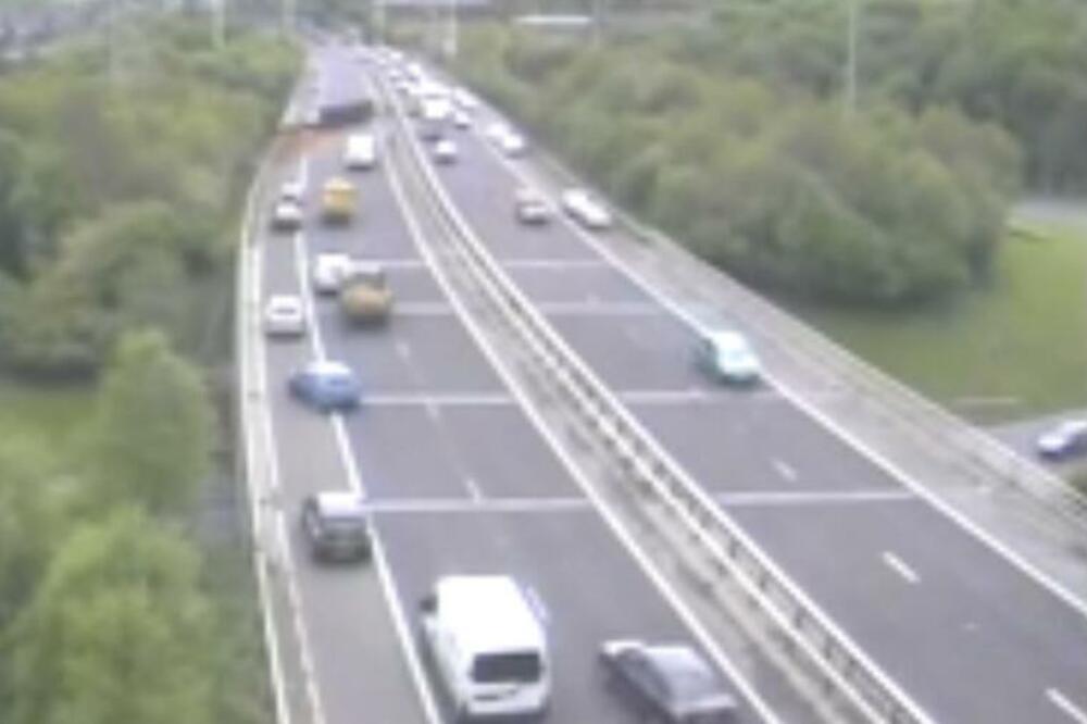 (UZNEMIRUJUĆI VIDEO) BIO MU JE U "MRTVOM ULGU": Sledićete se kad vidite ŠTA SE DESILO na auto-putu!