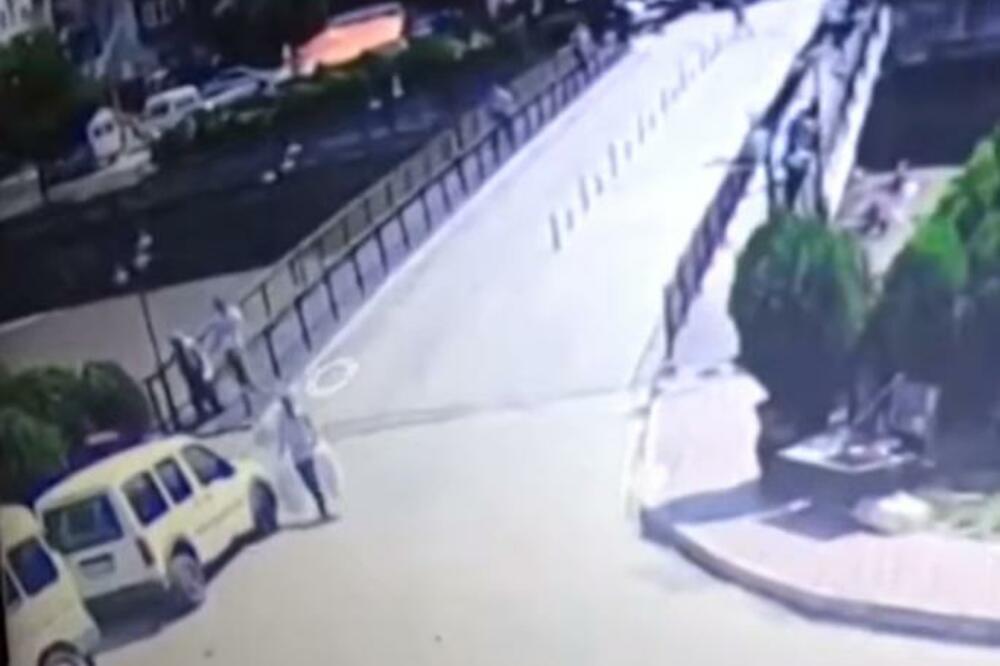 UZNEMIRUJUĆI SNIMAK: Najobičnija šetnja dvojice pešaka, odjednom se pretvorila U PAKAO! (VIDEO)