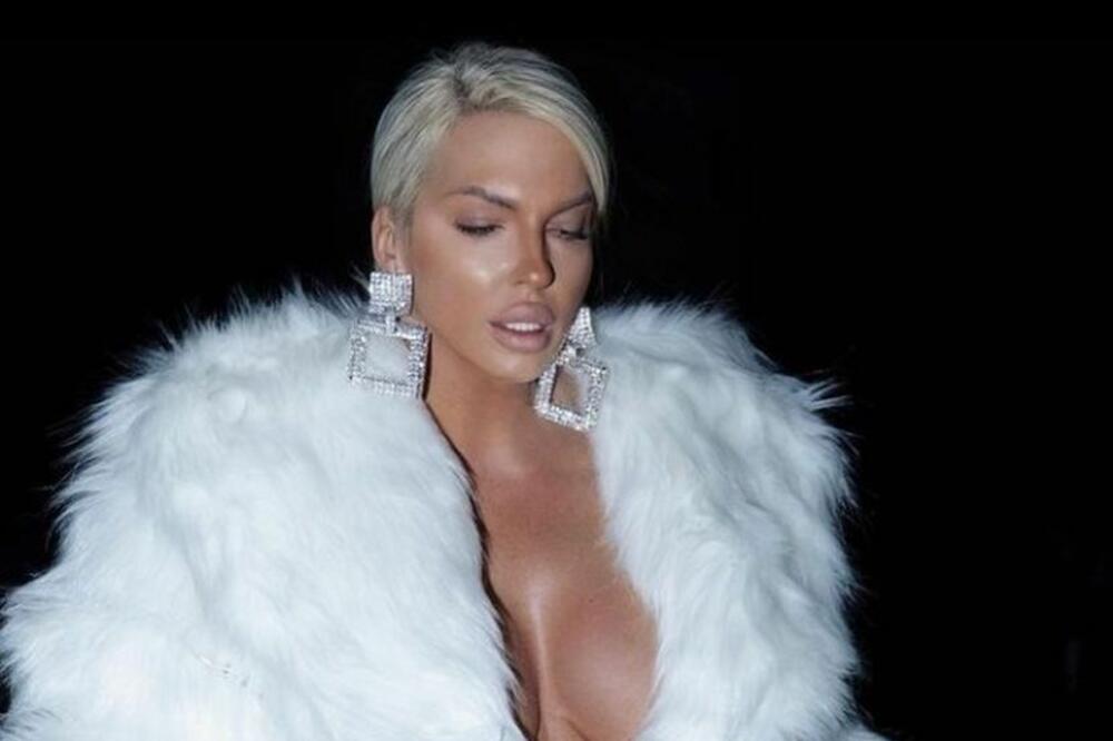 VEGANKA KARLEUŠA U KRZNU O KOM BRUJI NACIJA: Ispod nije imala NIŠTA, a tek da vidite šta ima još PO SEBI