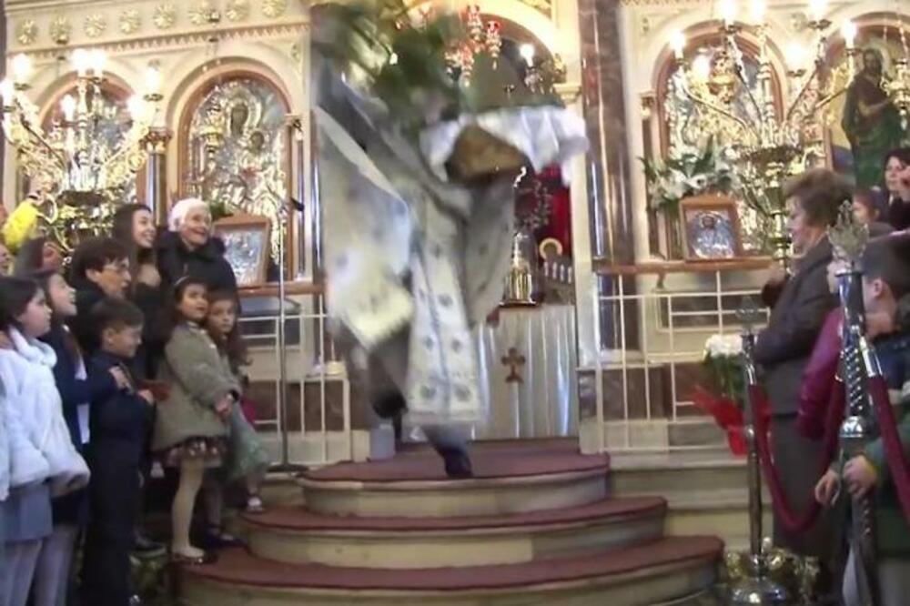 POP POLETEO IZ OLTARA U CRKVI, LJUDI SE BUKVALNO KRSTILI: Gledali u neverici, šta to radi ovaj čovek (VIDEO)