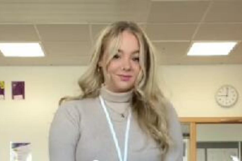 VIKTORIJI ZAMERAJU ŠTO NA POSAO DOLAZI U KRATKIM SUKNJICAMA: Da li biste se BUNILI izgledu MLADE PROFESORKE? VIDEO