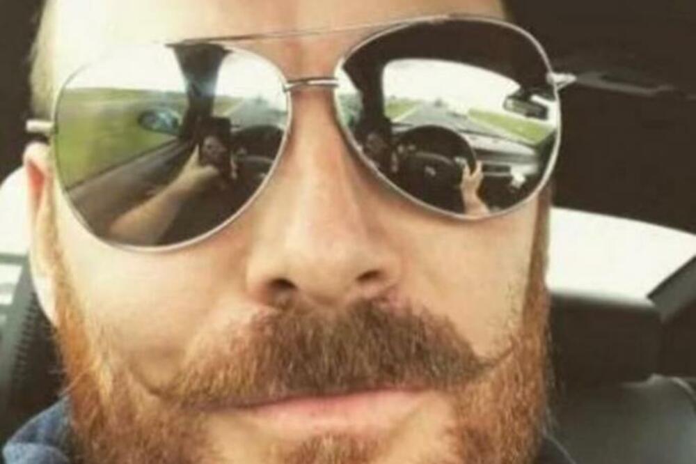 DA LI JE OVO NAJGLUPLJI VOZAČ IKADA? Postavio je selfi, a policija ga je odmah privela, vidite li zašto? (FOTO)