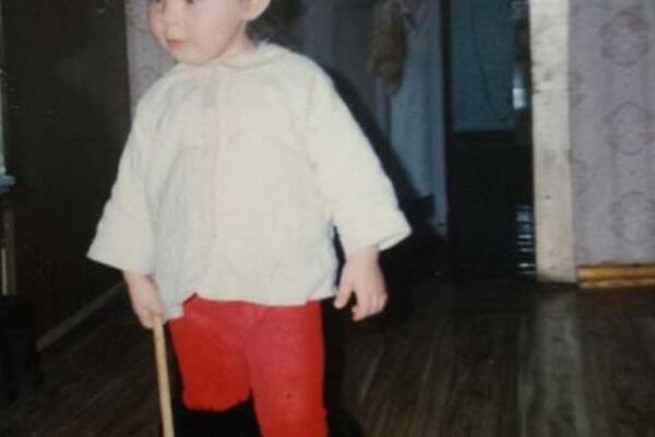 ANASTASIJA JE PRONAŠLA SLIKU KADA JE BILA DEVOJČICA: Zagledala se, a onda je zbog jednog detalja premrla od straha