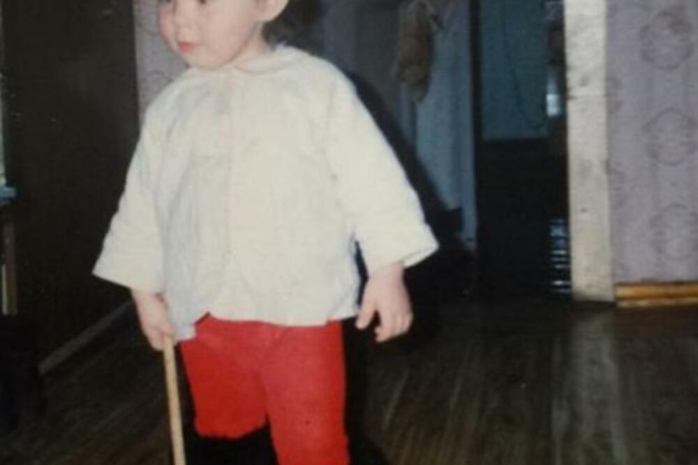 ANASTASIJA JE PRONAŠLA SLIKU KADA JE BILA DEVOJČICA: Zagledala se, a onda je zbog jednog detalja premrla od straha