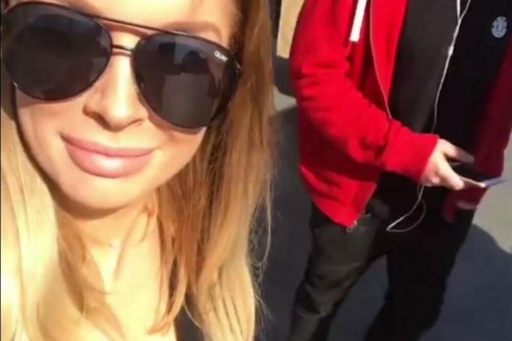 RASNA PLAVUŠA HVATA MUŠKARCE GDE NE SME I SVE TO SNIMA TELEFONOM: Video je sada dospeo u javnost, nećete verovati