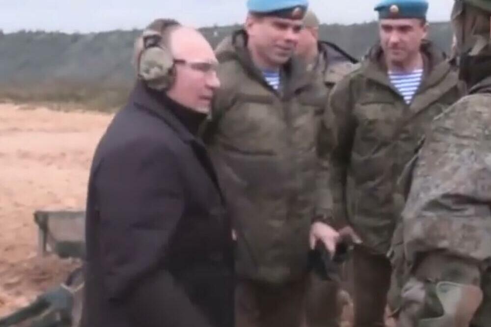 PUTIN USNIMLJEN KAKO PUCA IZ SNAJPERA: U ruku uzeo "DRAGUNOVA" i krenuo da REŠETA (VIDEO)