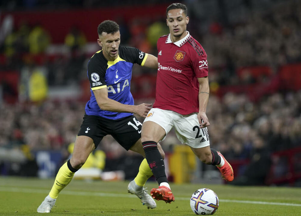 Antoni (desno) u duelu sa Ivanom Perišićem