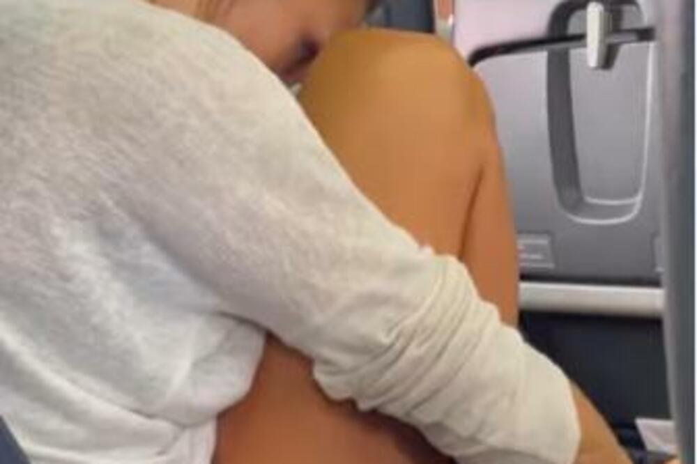 DEVOJKA PODIGLA NOGE U AVIONU I SVE ZGROZILA: Ostali su šokirani kad je OVO URADILA (VIDEO)