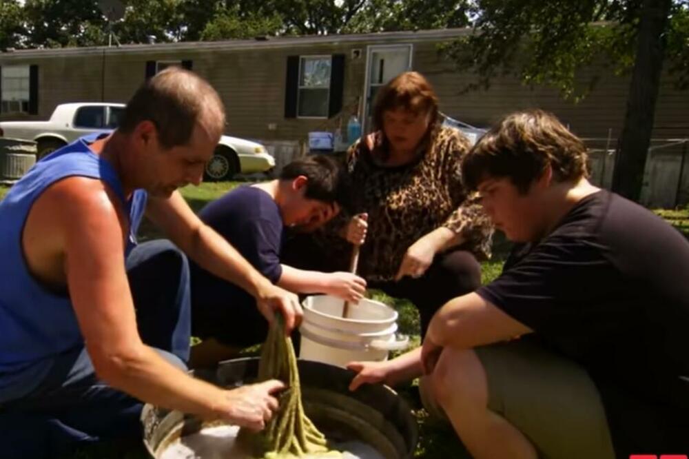 KUPAJU SE U ISTOJ VODI, NE KORISTE WC PAPIR, A EVO GDE DRŽE HRANU: Hoćemo li i mi uskoro biti ovakve štediše?