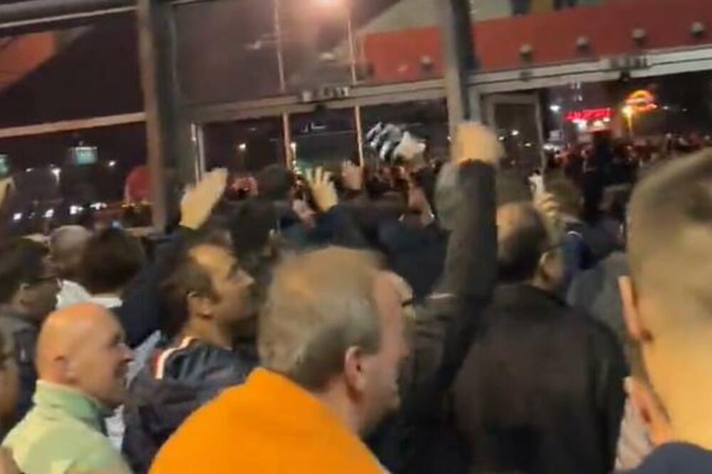 POBEDNIČKA ŽURKA! Ludo slavlje navijača Partizana nastavljeno i u holu Arene! (VIDEO)