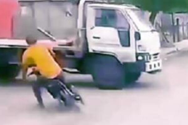 PREGAZIO GA KAMION, A ON USTAO KAO DA SE NIŠTA NIJE DESILO: Ovakvu BIZARNU NESREĆU do sada NISTE VIDELI (VIDEO)