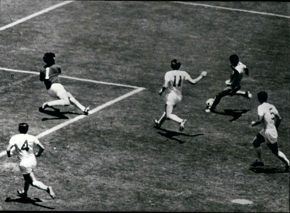Trenutak kada je Žairzinjo dao gol za Brazil protiv Enleske