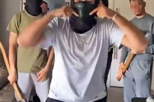 ALBANSKI GANGSTERI U BRITANIJI DILUJU, PREBIJAJU I MUČE: Sve snimaju, pa "KAČE" na DRUŠTVENE MREŽE! (FOTO)